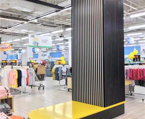 超市服装区模特展台铝单板